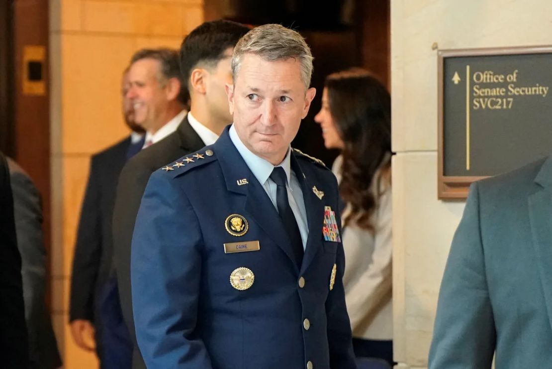 El general de la Fuerza Aérea Dan Caine sale tras una sesión informativa a puerta cerrada sobre la situación en Irán para miembros del Senado de Estados Unidos en el Capitolio de Washington, el 26 de junio.