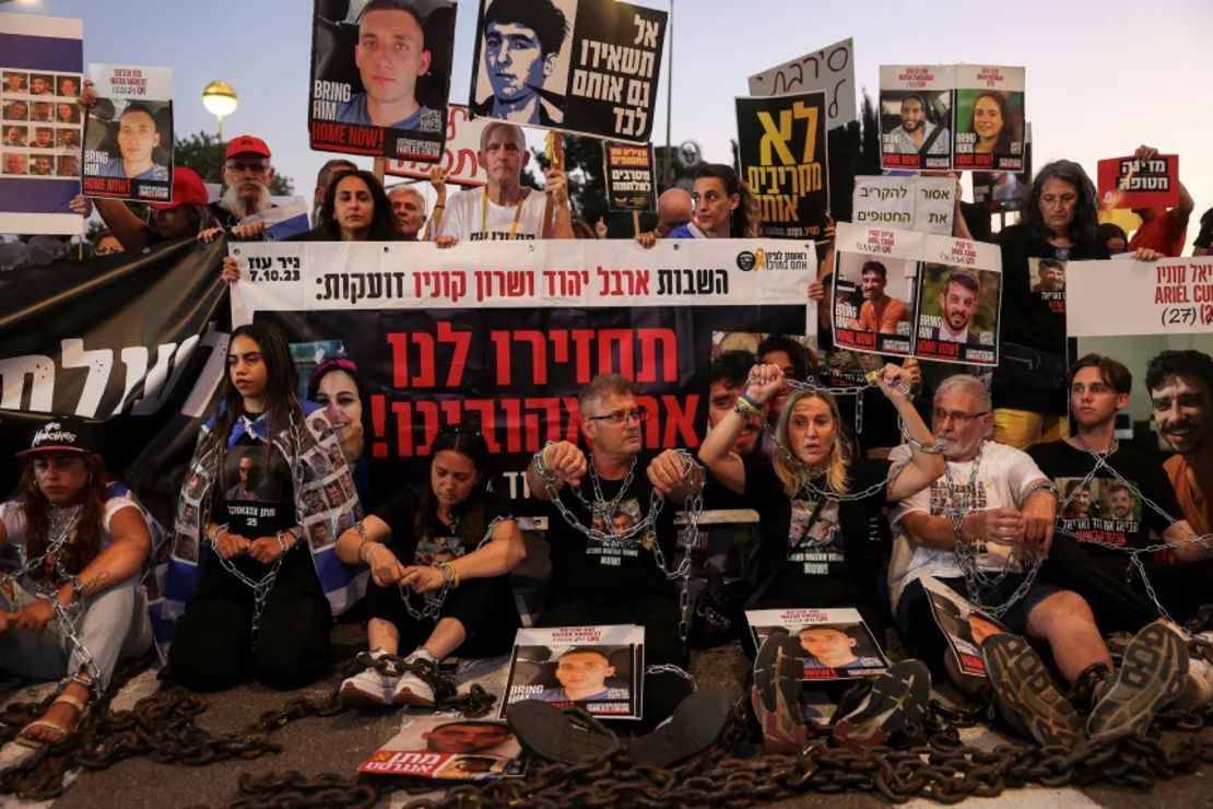 Manifestantes encadenados se sientan en una calle frente a la Oficina del Primer Ministro de Israel, Benjamin Netanyahu, en Jerusalén.