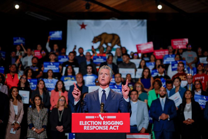 El gobernador de California, Gavin Newsom, habló en Los Ángeles, California, el 14 de agosto, anunciando el rediseño de los mapas del Congreso de California e instando a los votantes a aprobar una medida electoral, tras una medida similar en Texas.