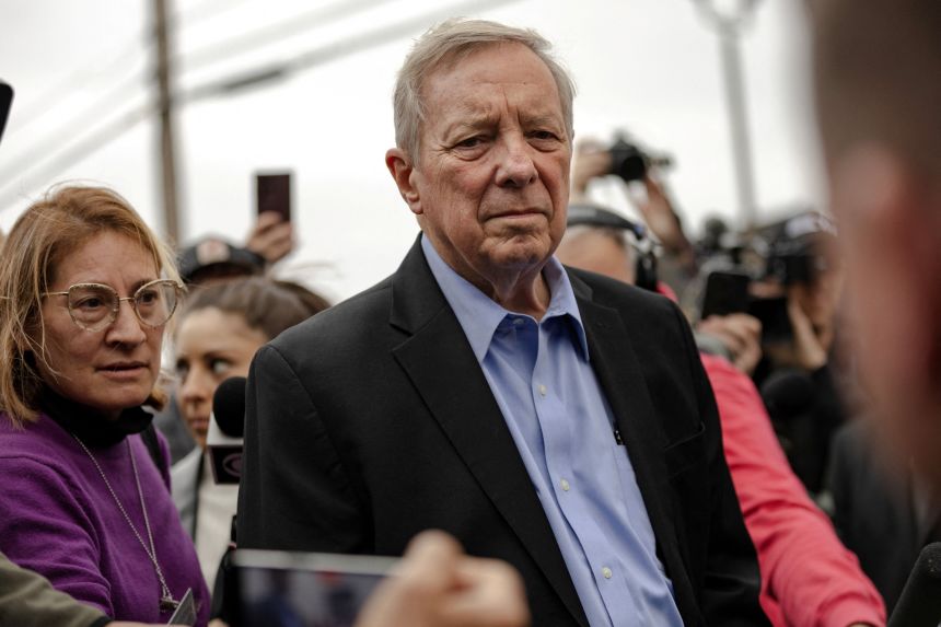 El senador estadounidense Dick Durbin visita una estación de ayuda a manifestantes afuera de las instalaciones de ICE de Broadview en Chicago, Illinois, el 10 de octubre.