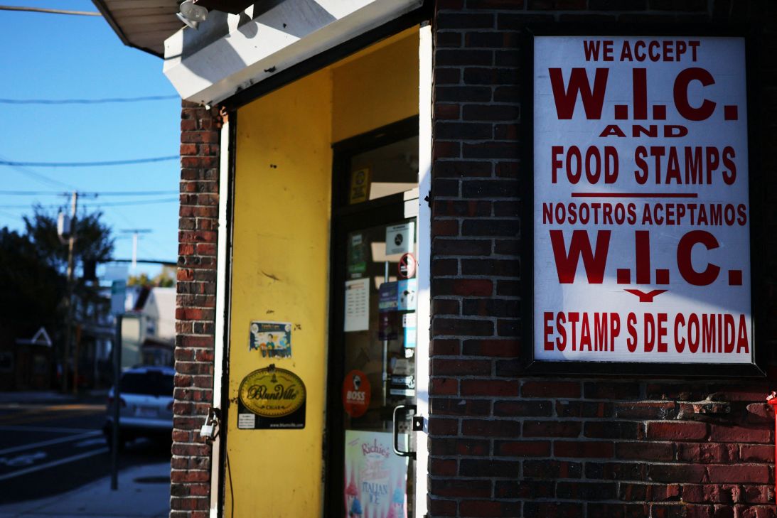 El viernes, se colocó un letrero en una tienda de conveniencia en Chelsea, Massachusetts, anunciando que se aceptan WIC y cupones de alimentos.