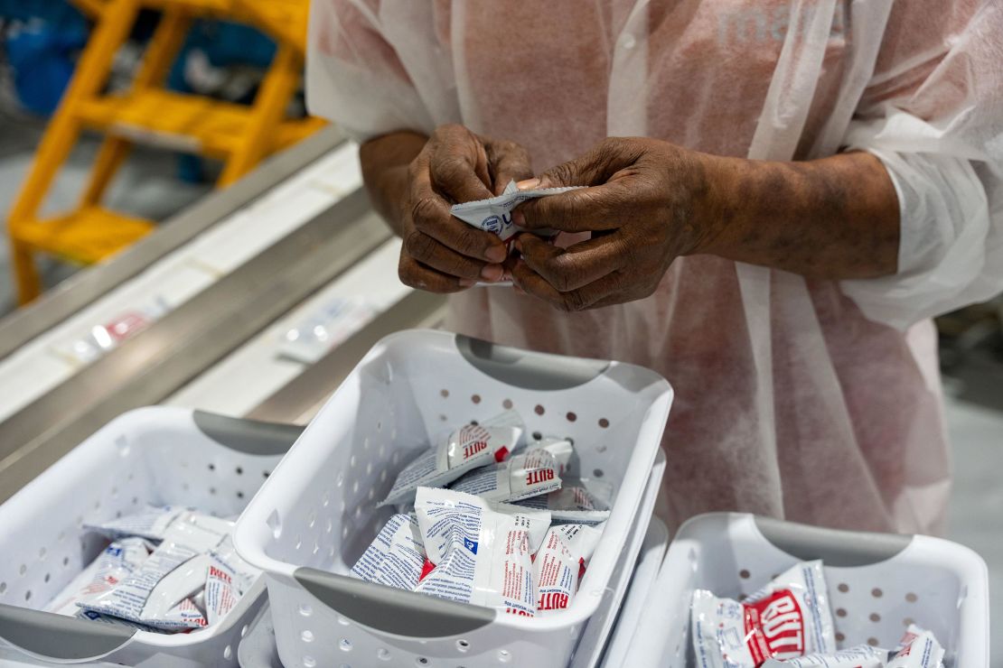 Esta foto de maio de 2024 da Agência dos EUA para o Desenvolvimento Internacional mostra um trabalhador que lida com alimentos terapêuticos prontos para uso (RUTF) na Mana Nutrition Factory em Fitzgerald, na Geórgia.