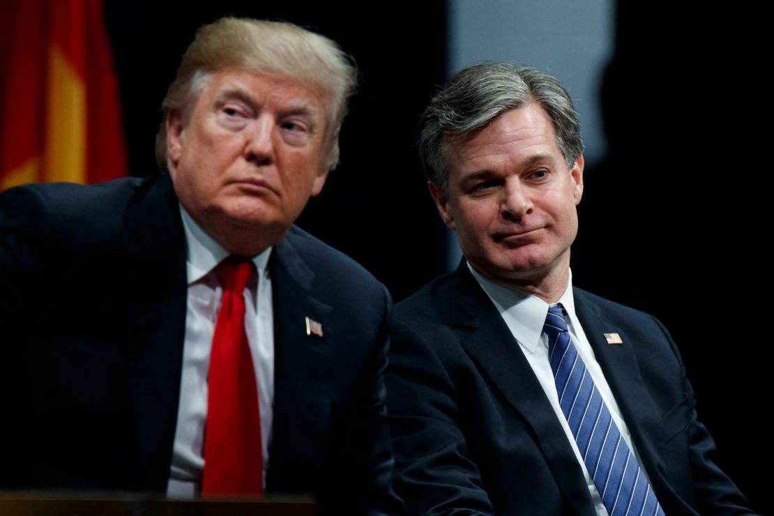 Nesta foto de 2017, o então presidente Donald Trump está sentado com o diretor do FBI, Christopher Wray, em Quantico, Virgínia.