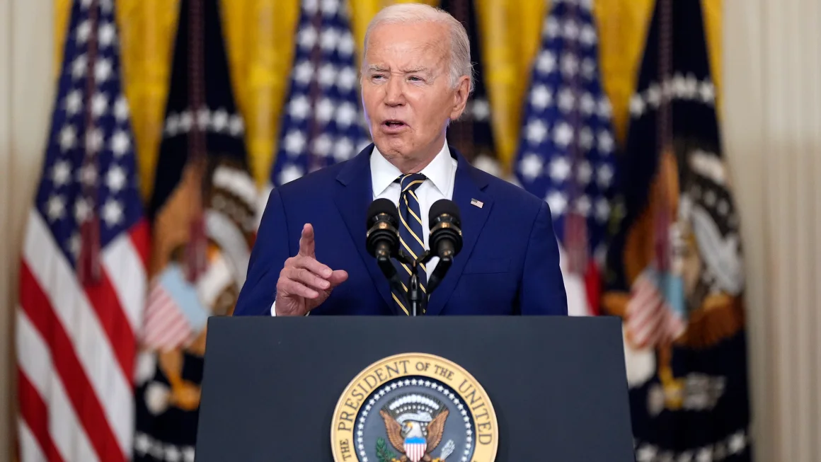 Joe Biden anuncia una nueva acción ejecutiva que protege a algunos cónyuges e hijos indocumentados de ciudadanos estadounidenses.