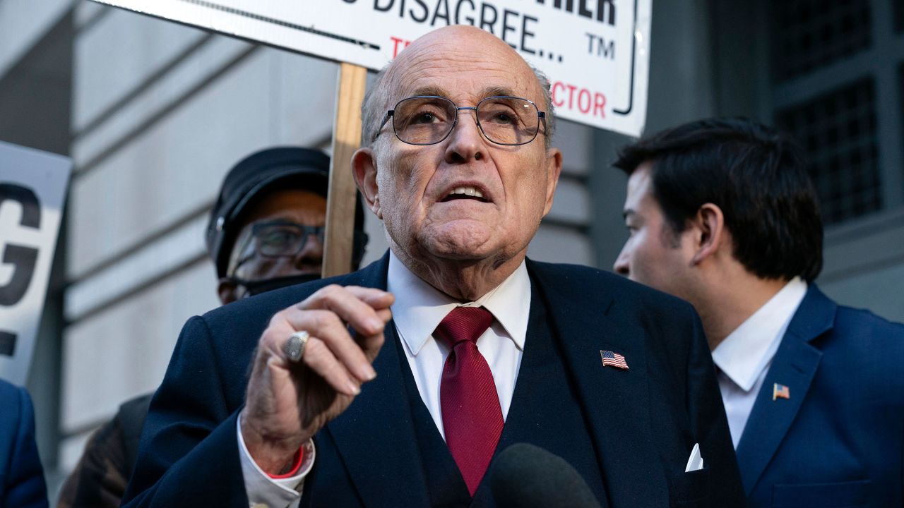 Rudy Giuliani parla durante una conferenza stampa fuori da un tribunale federale a Washington il 15 dicembre 2023.