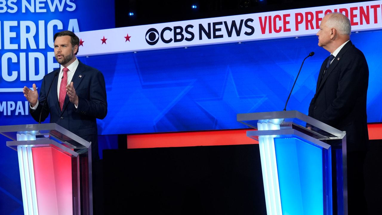 Senator JD Vance spreekt tijdens een vice-presidentieel debat georganiseerd door CBS News, met de gouverneur van Minnesota, Tim Walz, op dinsdag 1 oktober in New York. 