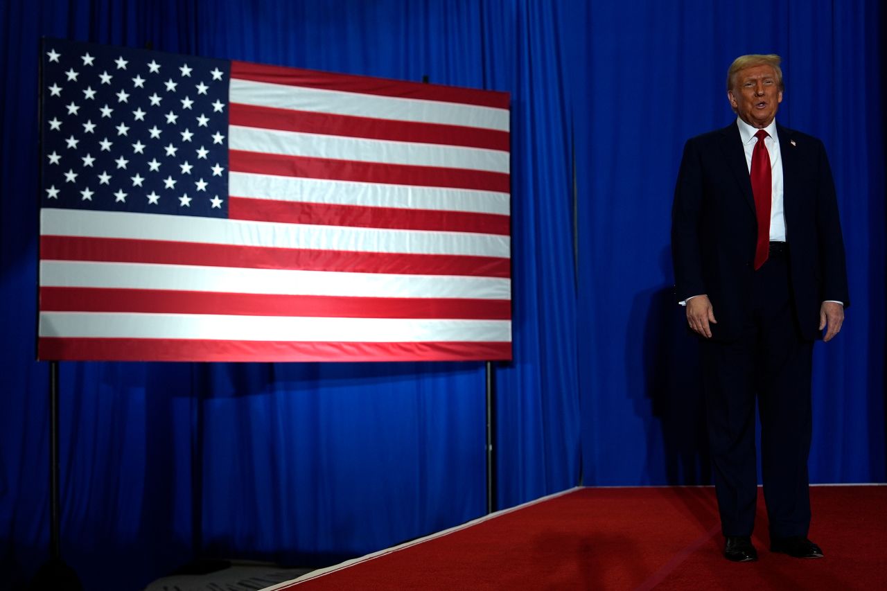 El candidato presidencial republicano, el ex presidente Donald Trump, llega a una mesa redonda en el Drexelbrook Catering & Event Center el martes en Pensilvania.