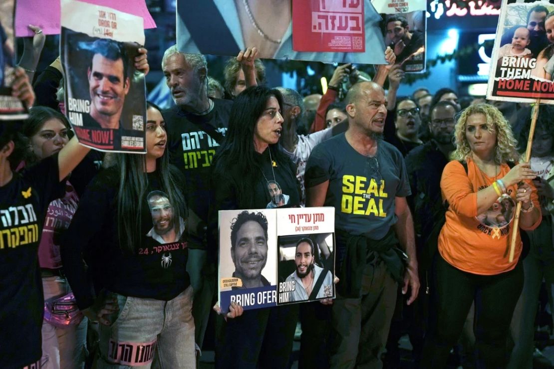 Einav Zangauker, en el centro, madre del rehén israelí Matan Zangauker, participa en una protesta en Tel Aviv, Israel, el 7 de diciembre.