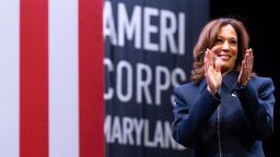 La vicepresidenta Kamala Harris se dirige a estudiantes y recién graduados en el Prince George's Community College, en Largo, Maryland, el 17 de diciembre.