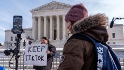 Callie Goodwin, de Carolina del Sur, sostiene un cartel en apoyo de TikTok frente a la Corte Suprema el viernes 10 de enero de 2025, en Washington.