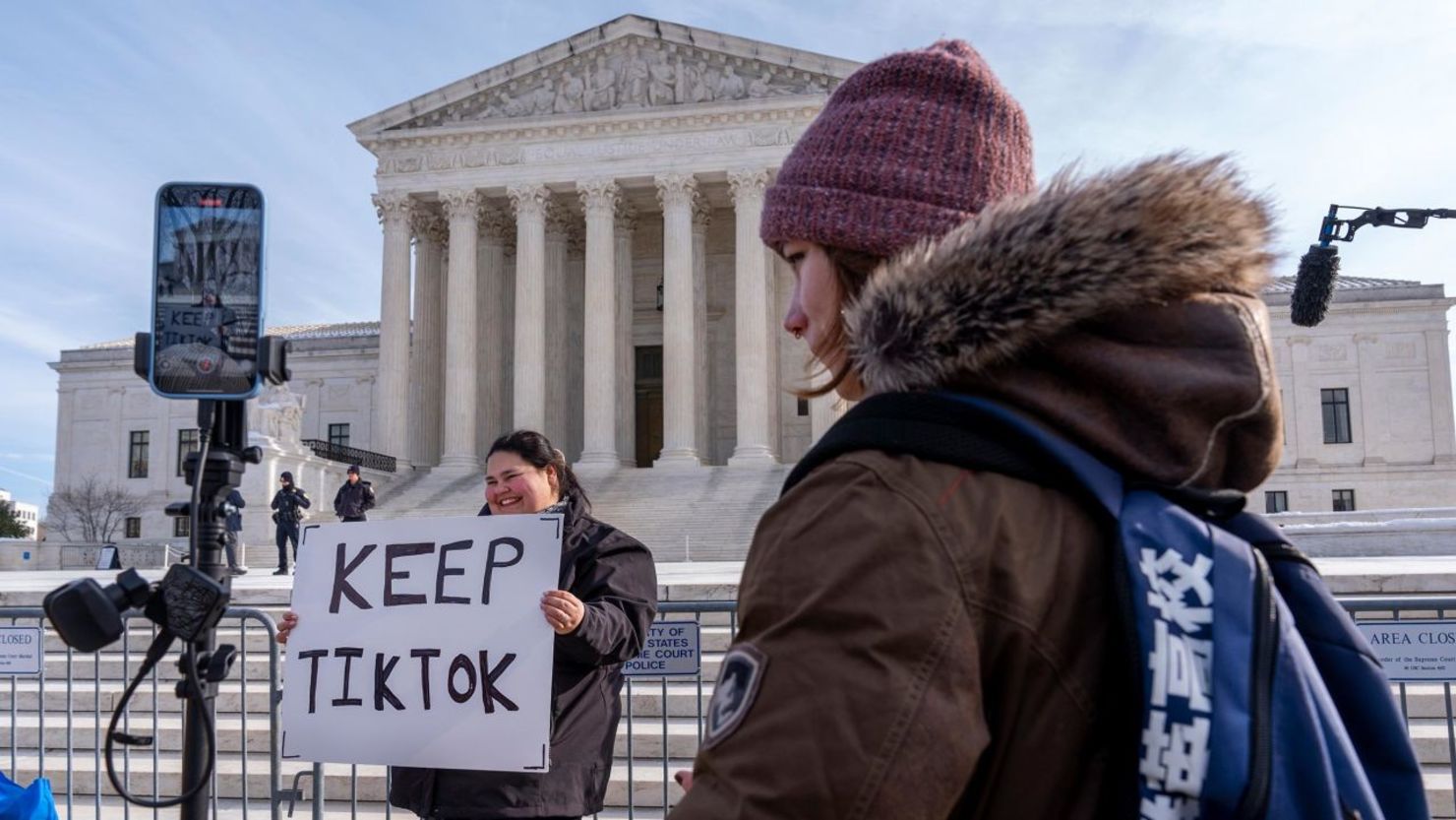 Callie Goodwin, de Carolina del Sur, sostiene un cartel en apoyo de TikTok frente a la Corte Suprema el viernes 10 de enero de 2025, en Washington.