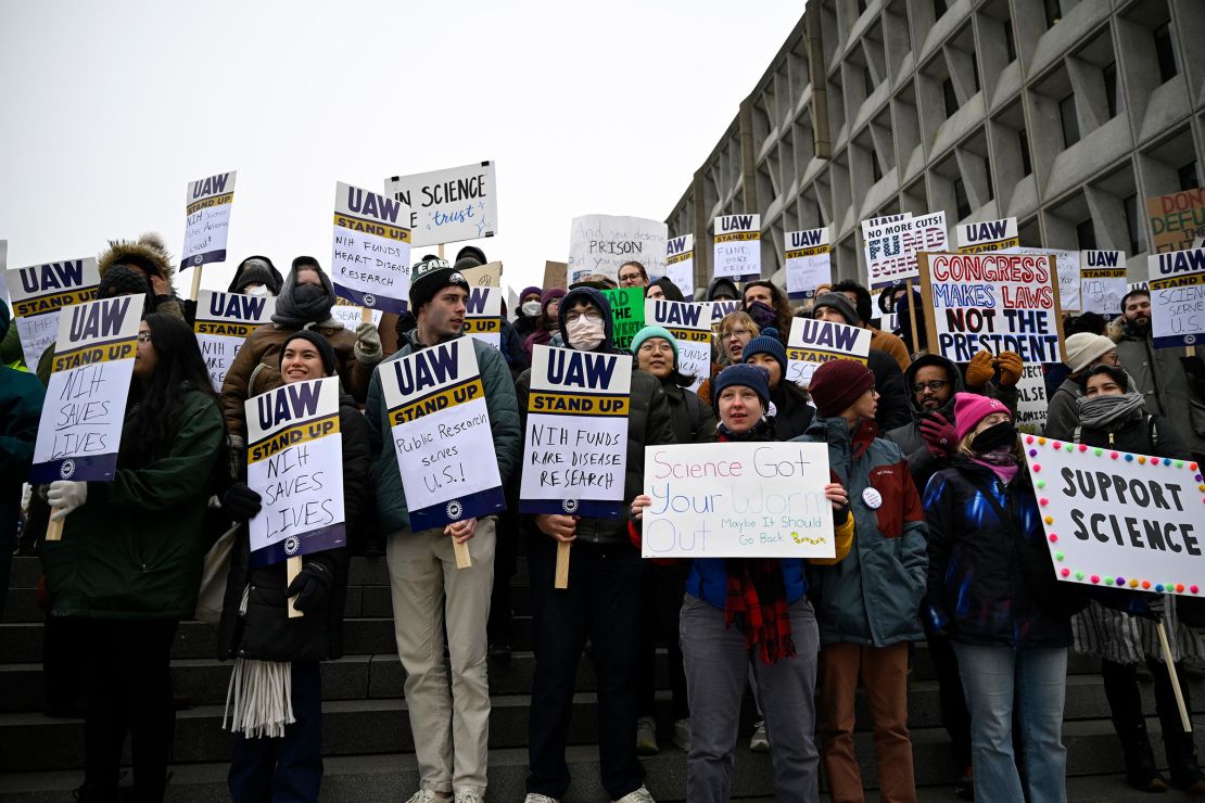 As pessoas se reúnem na sede da saúde e dos serviços humanos para protestar contra as políticas do presidente Donald Trump e Elon Musk em 19 de fevereiro em Washington, DC.