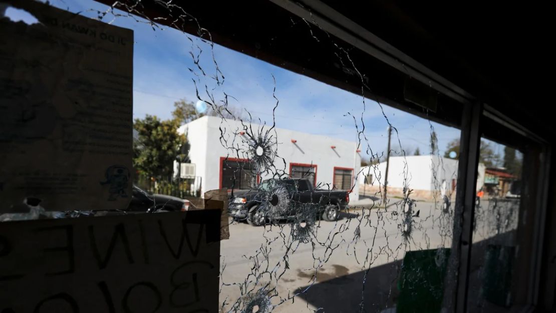 Los escaparates de una tienda están acribillados tras un tiroteo entre un grupo de asalto de un cártel de la droga y fuerzas de seguridad en Villa Unión, México, cerca de la frontera con Estados Unidos, en diciembre de 2019.