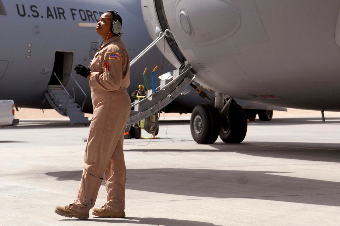 Nesta imagem fornecida pela Força Aérea dos EUA, o sargento da equipe. O Krysteena Scales, um 816º Chefe da Crepagem Flying Crew do Squadron Flying, realiza verificações antes do voo antes de partir em uma missão em um C-17 Globemaster III, 19 de março de 2009, em um local não divulgado no sudoeste da Ásia. Esta foto é uma das fotos sinalizadas para remoção, pois o Departamento de Defesa trabalha para purgar o conteúdo da diversidade, equidade e inclusão.