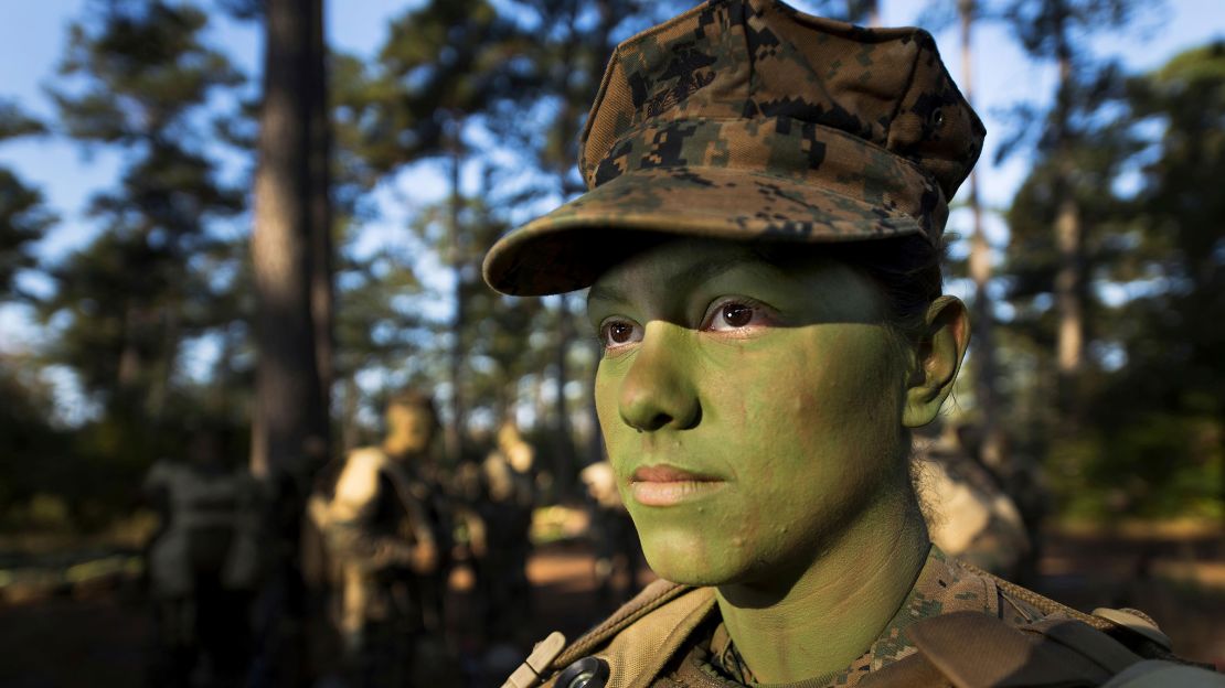 Nesta imagem fornecida pelo Corpo de Fuzileiros Navais dos EUA, PFC. Christina Fuentes Montenegro se prepara para caminhar até a posição defensiva de seu pelotão durante a semana da Patrulha de Batalhão de Treinamento de Infantaria, perto de Camp Geiger, Carolina do Norte, em 2013.