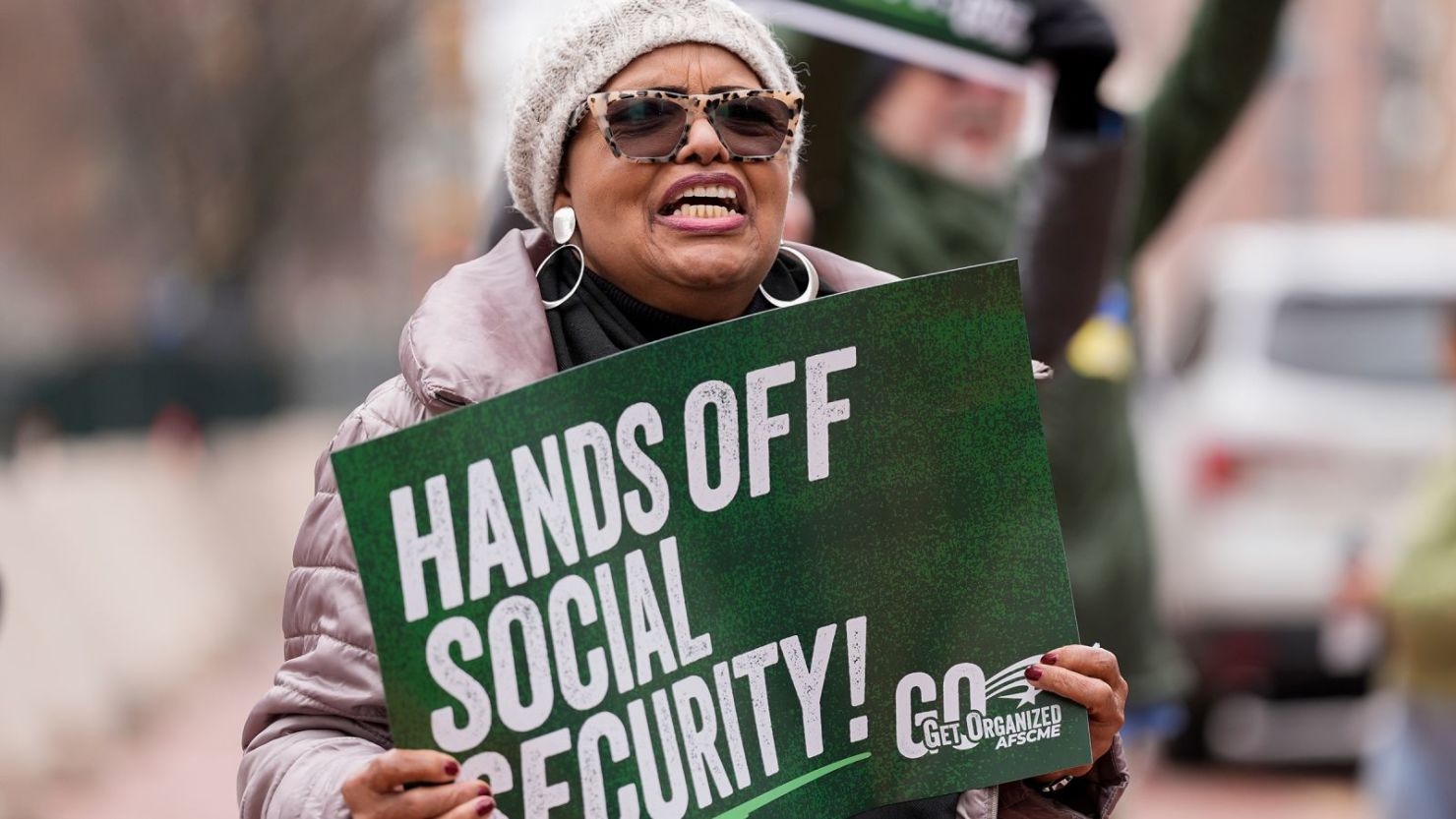 Manifestantes se reúnen frente al Palacio de Justicia de los Estados Unidos Edward A. Garmatz en Baltimore, Maryland, el 14 de marzo, antes de una audiencia sobre el  del DOGE a los datos del Seguro Social.