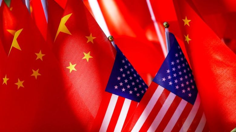 Banderas estadounidenses se exhiben junto con banderas chinas en Beijing en 2018.