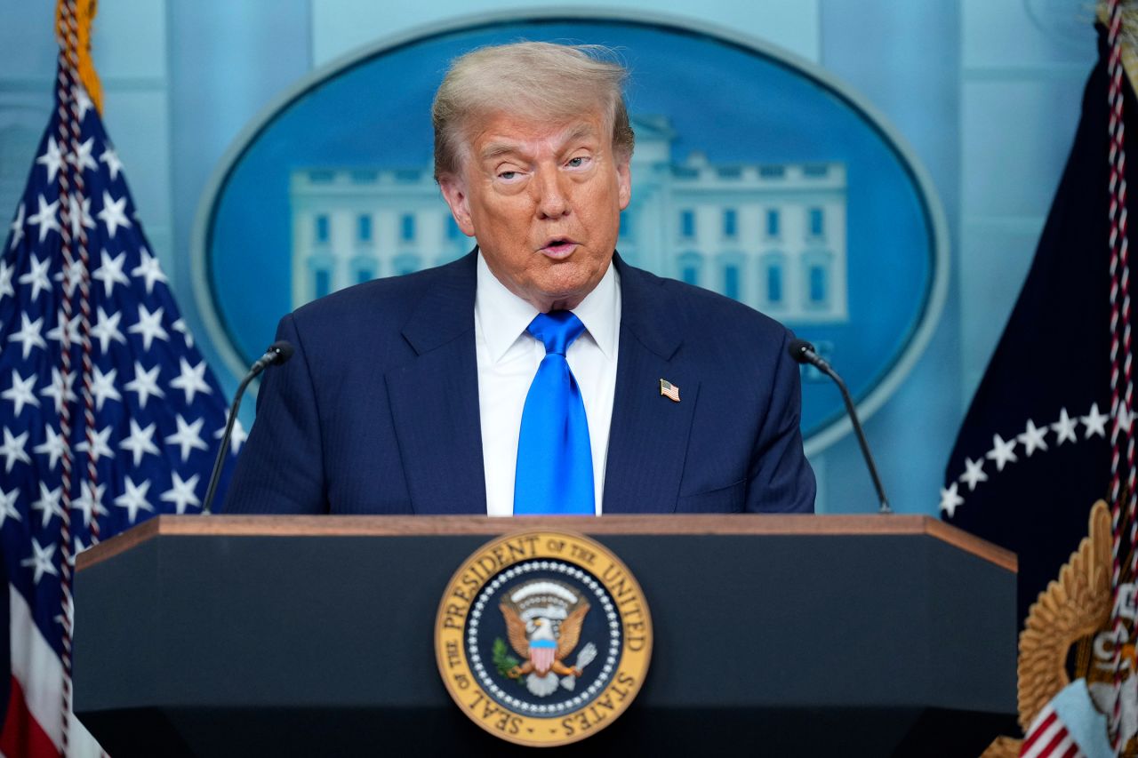 Başkan Donald Trump, 27 Haziran'da Washington DC'deki Beyaz Saray'ın brifing odasında basına konuşuyor.