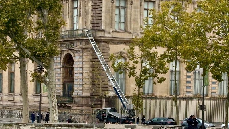 No security cameras covered Louvre balcony where thieves entered, director says No security cameras covered Louvre balcony where thieves entered, director says