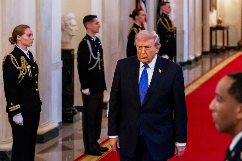 رئیس جمهور دونالد ترامپ برای مراسم اهدای مدال افتخار در اتاق شرقی کاخ سفید، دوشنبه، ۲ مارس ۲۰۲۶، در واشنگتن حاضر می‌شود. (عکس از آسوشیتدپرس / الکس برندون)