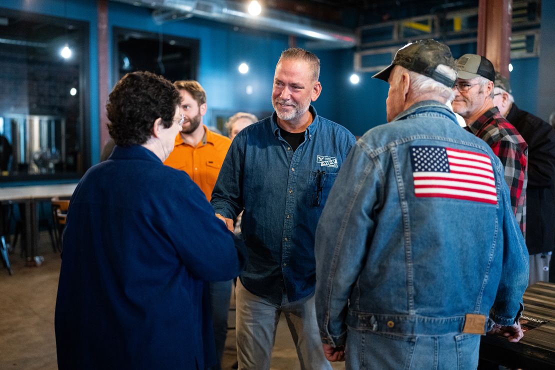 Kandidat independen Senat Dan Osborn berbincang dengan peserta setelah berbicara saat kampanyenya berhenti di kedai kopi Handlebend di O'Neill, Nebraska, pada Senin, 14 Oktober. 