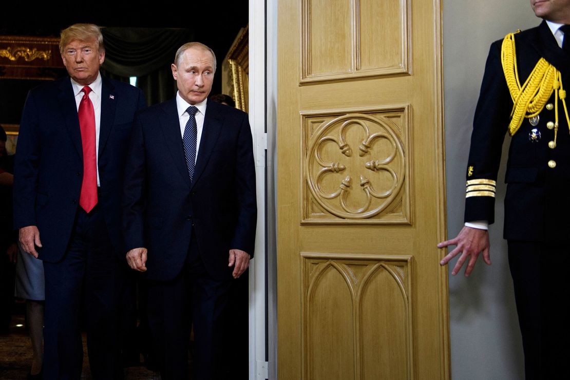 Presiden Donald Trump, kiri, dan Presiden Rusia Vladimir Putin tiba untuk pertemuan di Helsinki pada 16 Juli 2018. 