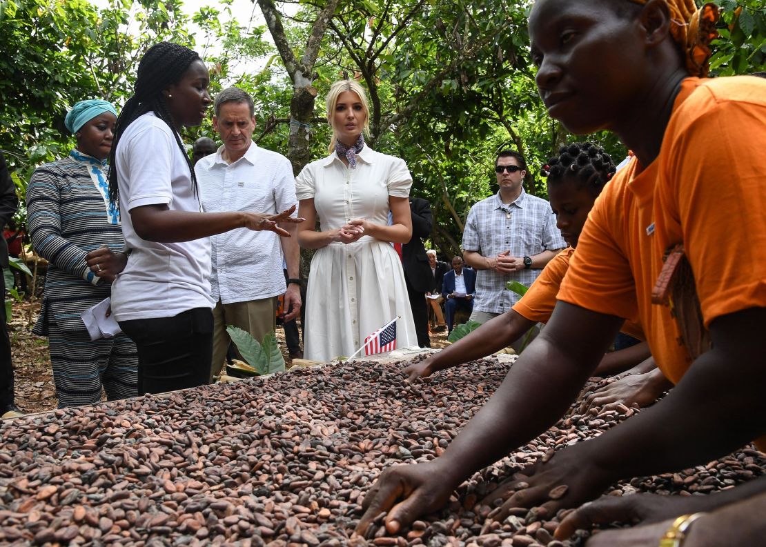 Op deze foto van april 2019 bezoekt Ivanka Trump de Cocoa Cooperative Farmers in de buurt van Adzope als het First Women Entrepreneurs Finance Initiative (WE-FI) West-Afrika Regional Summit om te worden gehouden in Abidjan, Côte d'Ivoire.