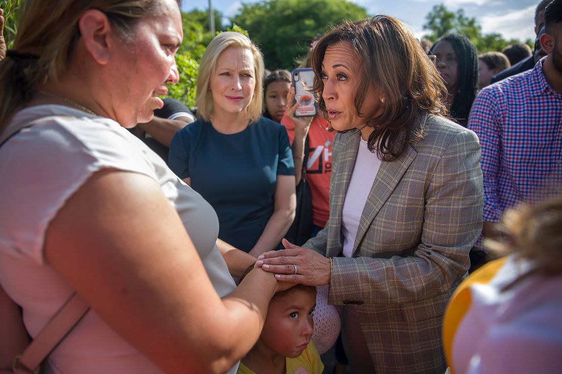 Senator Kamala Harris dan Senator Kirsten Gillibrand berbicara dengan Lili Montalban dan putrinya Roxanna Gozzer, saat mereka mengunjungi luar pusat penahanan untuk anak-anak migran pada tanggal 28 Juni 2019 di Homestead, Florida. 