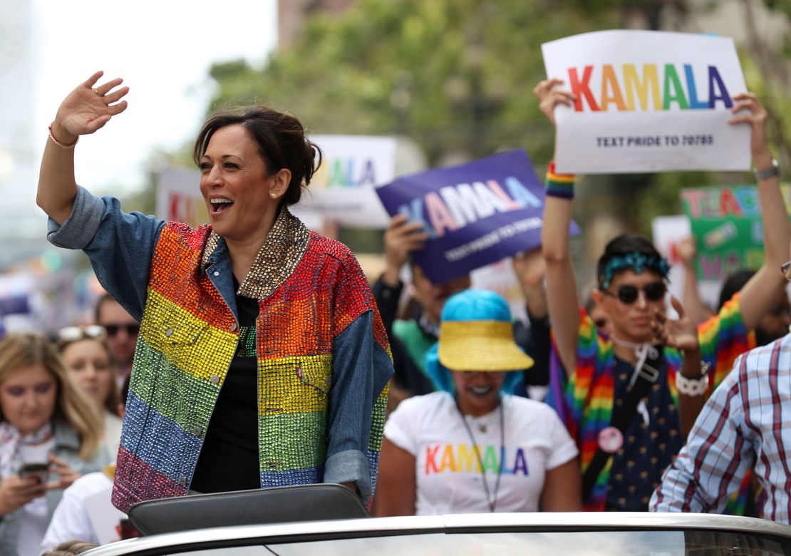 Senator Kamala Harris melambaikan tangan kepada kerumunan saat ia menaiki mobil selama Parade SF Pride pada tanggal 30 Juni 2019, di San Francisco.