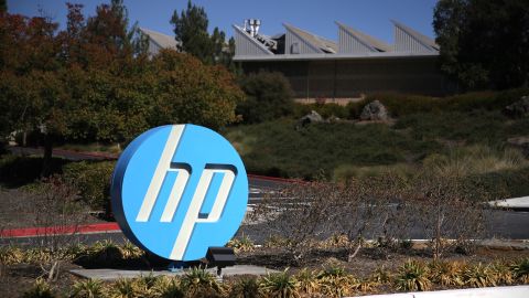 Логотип Hewlett Packard (HP) виставлений перед офісним комплексом 4 жовтня 2019 року в Пало-Альто, Каліфорнія.