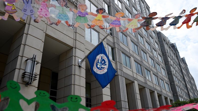 ЕКСКЛУЗИВНО: Администрацията на Тръмп преминава към бързо депортиране на деца мигранти, питайки тийнейджъри дали искат да напуснат 