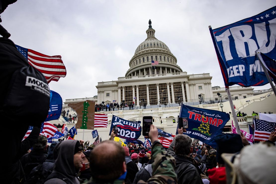 Apoiadores pró-Trump invadem o Capitólio dos EUA após um comício com o presidente Donald Trump em 6 de janeiro de 2021 em Washington, DC. 