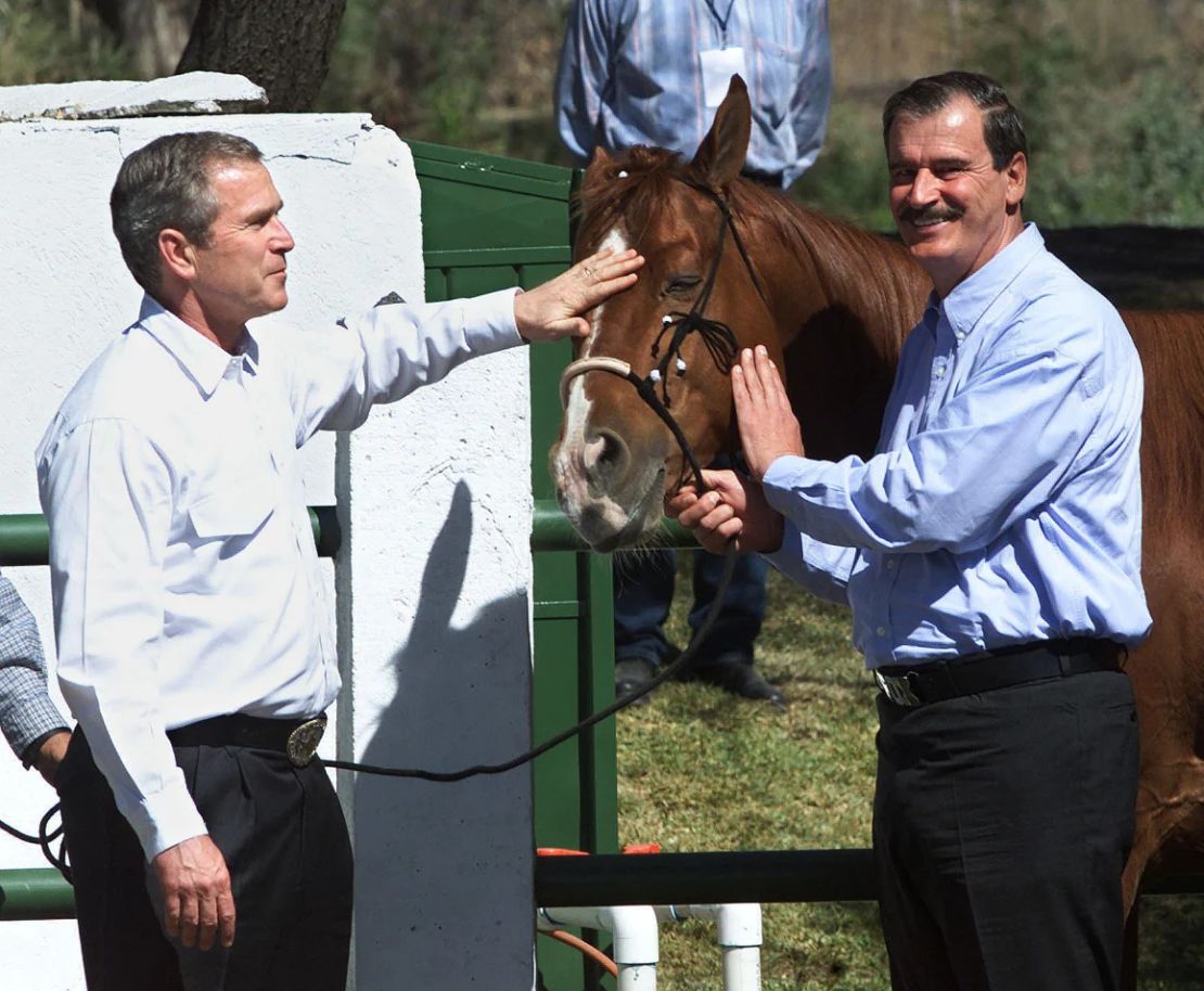 El presidente George W. Bush y el presidente de México, Vicente Fox, acarician uno de los caballos de Fox en los terrenos del rancho del mandatario mexicano, el Rancho San Cristóbal, en Guanajuato, México, en febrero de 2001.