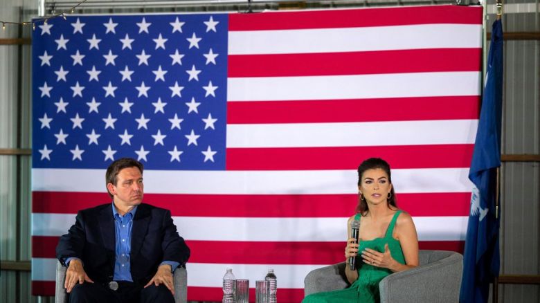 El gobernador de Florida y aspirante a la presidencia en 2024, Ron DeSantis, y su esposa, Casey DeSantis, hablan con sus simpatizantes durante una parada de campaña en Carolina del Sur el 2 de junio de 2023.