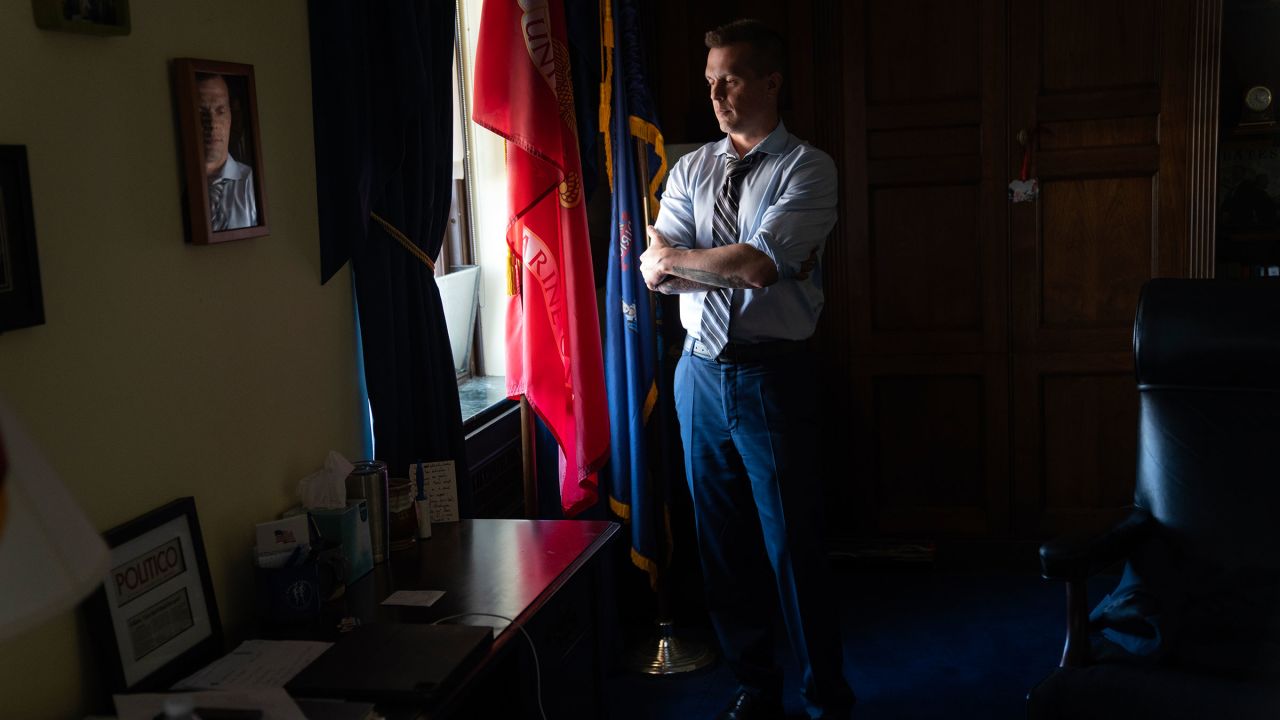 El representante Jared Golden posa para un retrato en su oficina el jueves 27 de julio de 2023 en el Capitolio de los Estados Unidos en Washington, DC. (Minh Connors/The Washington Post/Getty Images)