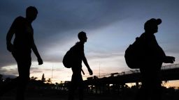 Venezolanos caminan hacia un centro de procesamiento de la Patrulla Fronteriza de Estados Unidos después de cruzar el río Grande y el alambre de púas para cruzar a Eagle , Texas, el 25 de septiembre de 2023.