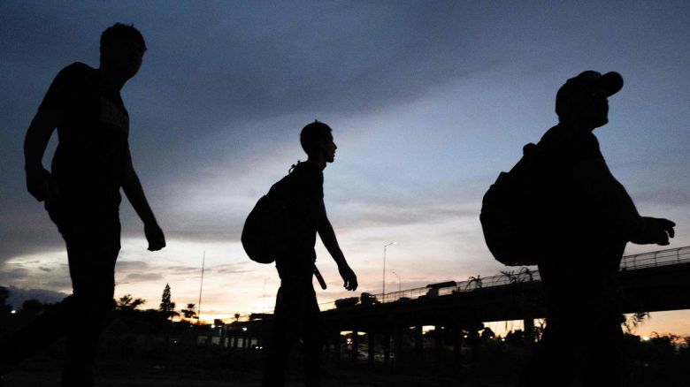 Venezolanos caminan hacia un centro de procesamiento de la Patrulla Fronteriza de Estados Unidos después de cruzar el río Grande y el alambre de púas para cruzar a Eagle , Texas, el 25 de septiembre de 2023.