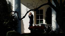 En esta foto de noviembre de 2023, el presidente Joe Biden camina por la columnata del Jardín de Rosas antes de abordar el Marine One y partir de la Casa Blanca, Washington.