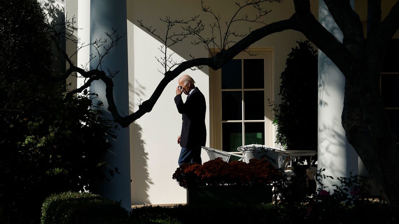 En esta foto de noviembre de 2023, el presidente Joe Biden camina por la columnata del Jardín de Rosas antes de abordar el Marine One y partir de la Casa Blanca, Washington.