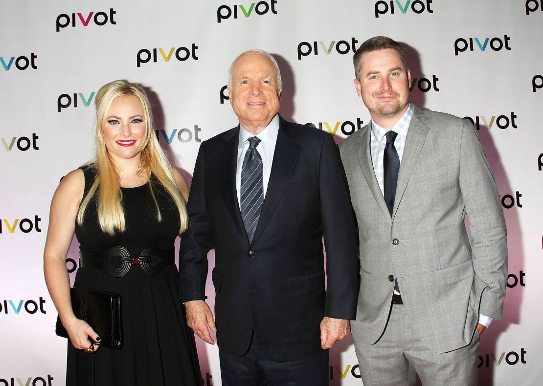 Dalam foto tahun 2013 ini, John McCain, tengah, Meghan McCain dan Jimmy McCain menghadiri 