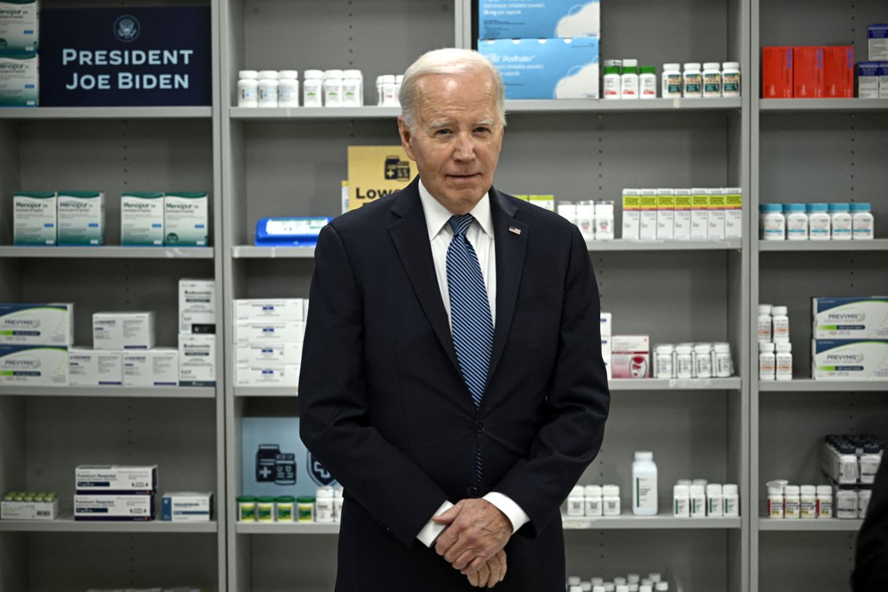 El presidente Joe Biden escucha a David Mitchell (no aparece en la foto), presidente y fundador de Patients for Affordable Drugs, hablar sobre la reducción de los costos de los medicamentos recetados en los Institutos Nacionales de Salud en Bethesda, Maryland, el 14 de diciembre de 2023. (Brendan Smialowski/AFP/Getty Images)