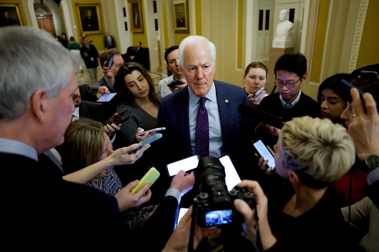 Le sénateur John Cornyn se rend à un vote dans la salle du Sénat au Capitole des États-Unis le 7 février à Washington, DC. 