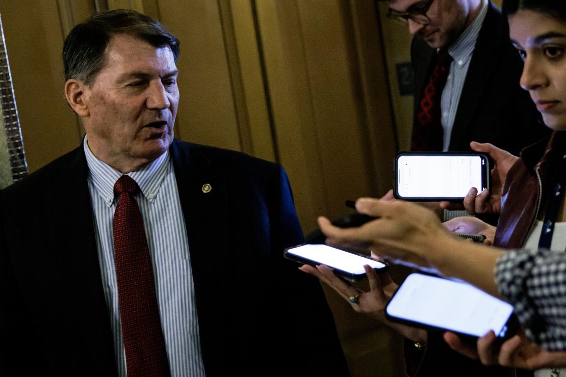 O senador Mike Rounds fala com repórteres enquanto se dirige ao plenário do Senado para uma votação no Capitólio em 11 de fevereiro, em Washington, DC. 