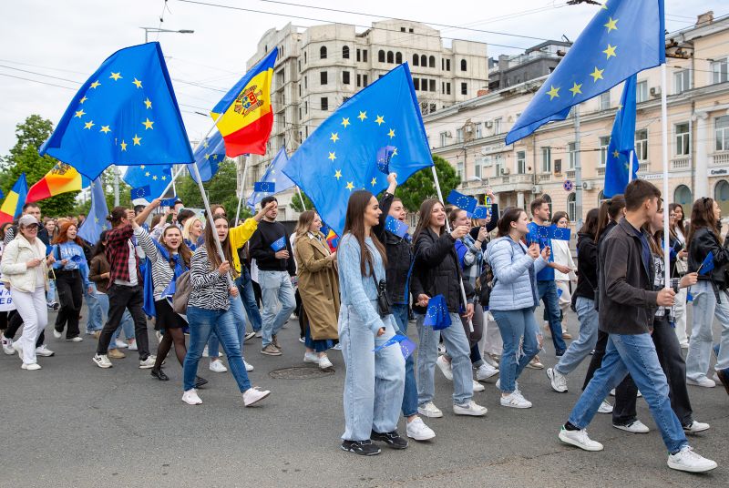 Moldova Backs Joining EU By Razor-thin Margin As President Sandu ...