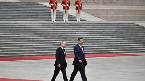 En esta fotografía de grupo distribuida por la agencia estatal rusa Sputnik, el presidente de Rusia, Vladimir Putin, y el presidente de China, Xi Jinping, asisten a una ceremonia oficial de bienvenida frente al Gran Salón del Pueblo en la Plaza de Tiananmen en Beijing el 16 de mayo de 2024.