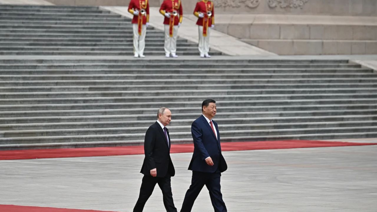 En esta fotografía de grupo distribuida por la agencia estatal rusa Sputnik, el presidente de Rusia, Vladimir Putin, y el presidente de China, Xi Jinping, asisten a una ceremonia oficial de bienvenida frente al Gran Salón del Pueblo en la Plaza de Tiananmen en Beijing el 16 de mayo de 2024.