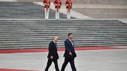 En esta fotografía de grupo distribuida por la agencia estatal rusa Sputnik, el presidente de Rusia, Vladimir Putin, y el presidente de China, Xi Jinping, asisten a una ceremonia oficial de bienvenida frente al Gran Salón del Pueblo en la Plaza de Tiananmen en Beijing el 16 de mayo de 2024.