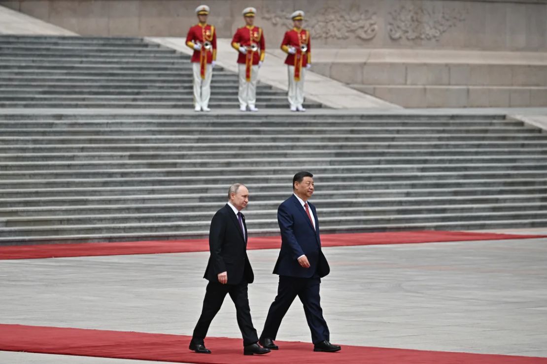 En esta fotografía de grupo distribuida por la agencia estatal rusa Sputnik, el presidente de Rusia, Vladimir Putin, y el presidente de China, Xi Jinping, asisten a una ceremonia oficial de bienvenida frente al Gran Salón del Pueblo en la Plaza de Tiananmen en Beijing el 16 de mayo de 2024.