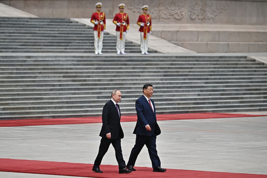 Nesta fotografia de piscina distribuída pela agência estatal russa Sputnik, o presidente da Rússia, Vladimir Putin, e o presidente da China, Xi Jinping, participam de uma cerimônia de acolher oficial em frente ao Grande Hall do Povo da Tiananmen Square, em Pequim, em 16 de maio de 2024.