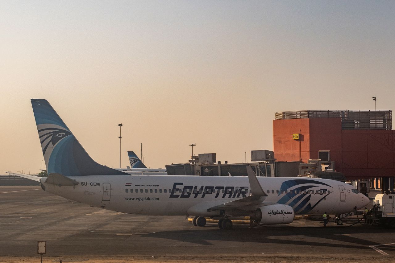 هواپیمای بویینگ 737-800 خطوط هوایی مصر در فرودگاه قاهره